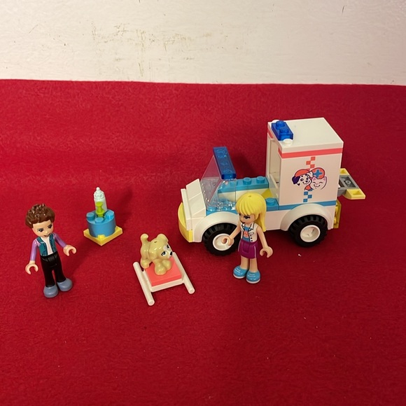 LEGO Friends Pet Clinic Ambulance 41694 Building Kit - Picture 2 of 5